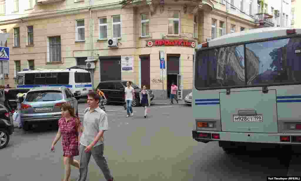 В переулке #оккупайарбат 2 автобуса полиции. До ОВД &quot;Арбат&quot; нести всего 100 метров