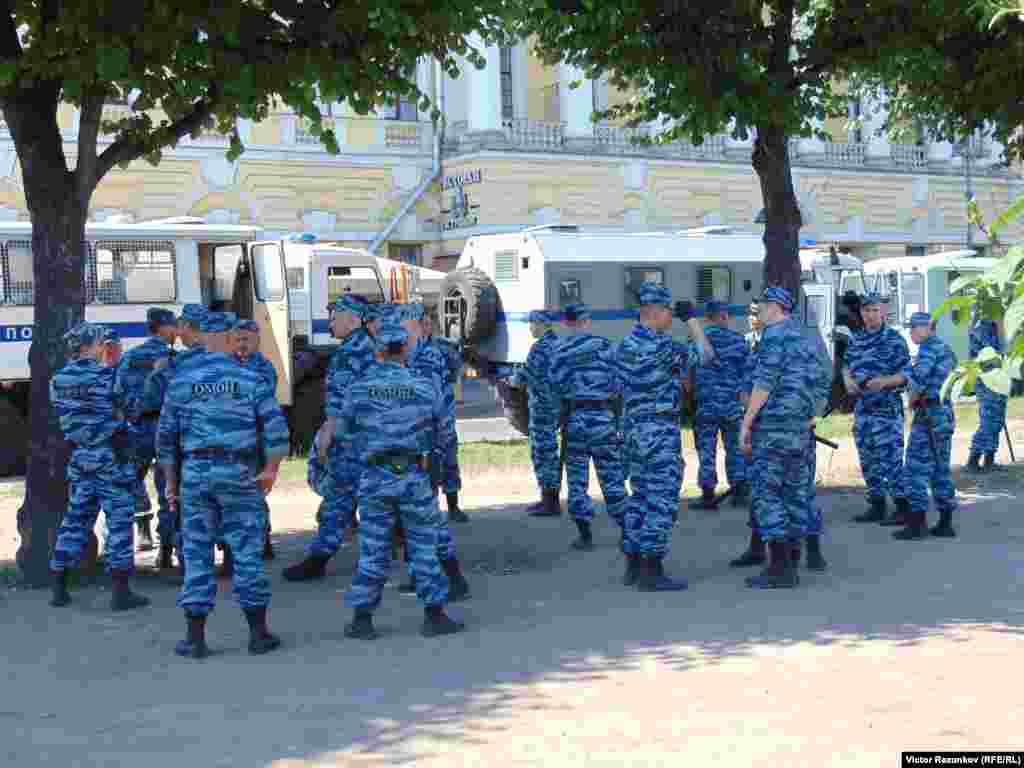 В целях безопасности участников прайда до метро отвозили на автобусах, и на этот раз никто камни в их стекла не кидал.&laquo;Наци заняты Донбассом&raquo;, говорили активисты, покидая Марсовое поле.&nbsp;Впервые в Петербурге мероприятие ЛБГТ-сообщества прошло без столкновений.