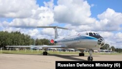 Военный Ту-134 на авиашоу, архив