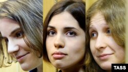 Подсудимые по "делу Pussy Riot" Екатерина Самуцевич, Надежда Толоконникова, Мария Алехина (слева направо)