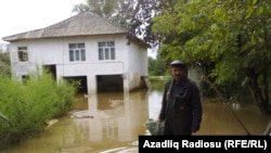 Sabirabad. Daşqından əziyyət çəkən sakin